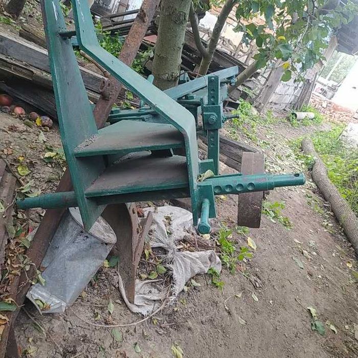 Трактор т25 з причепом та плугом.