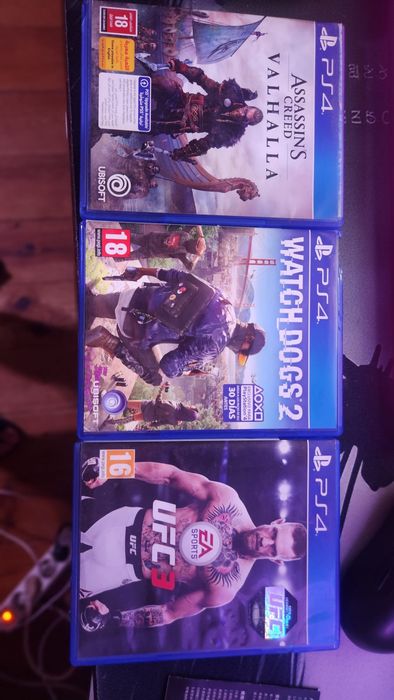 PlayStation 4 PRO , COMO NOVA, 3 JOGOS DE OFERTA! Comando e carregador incluídos!