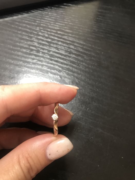 Колечка біле і червоне золото з діамантом 17-17,5