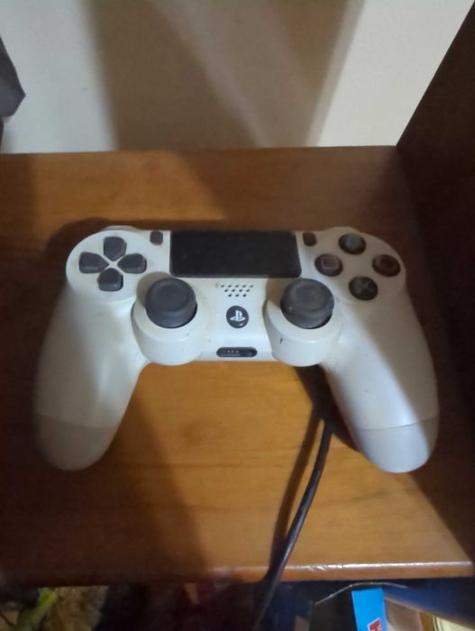 Sony ps4 com comando branco