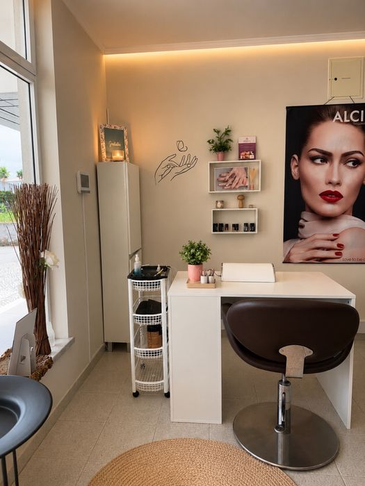 Aluguer de Mesa para Nail Designer / Manicure – Espaço Elegante e Equipado