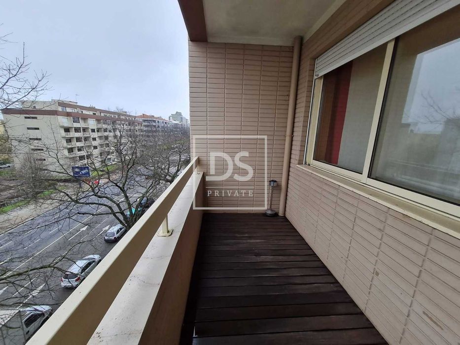 arrendar t3 com 3 casas de banho completas.