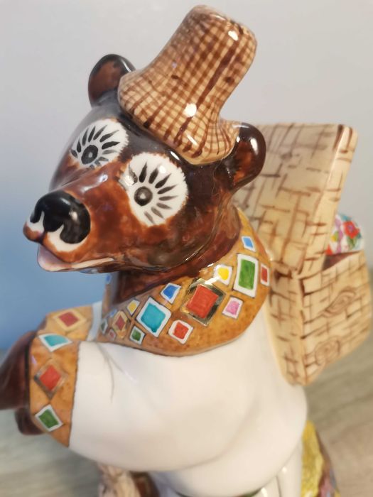 Маша и медведь. Фарфоровая статуэтка.