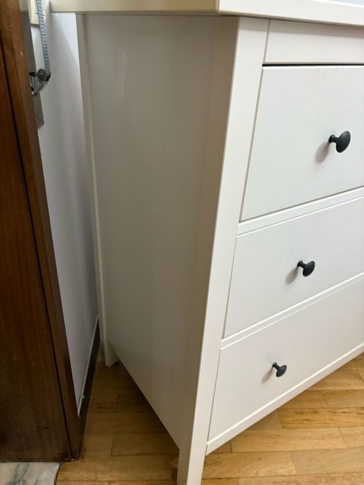 Cómoda e mesinhas de cabeceira brancas