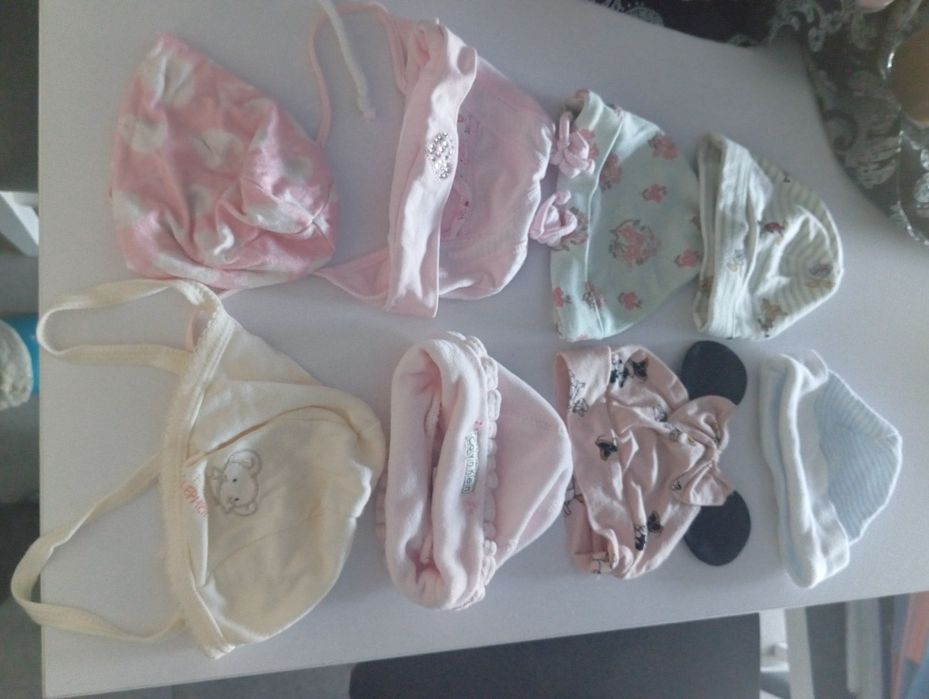 Czapki zestaw czapeczek