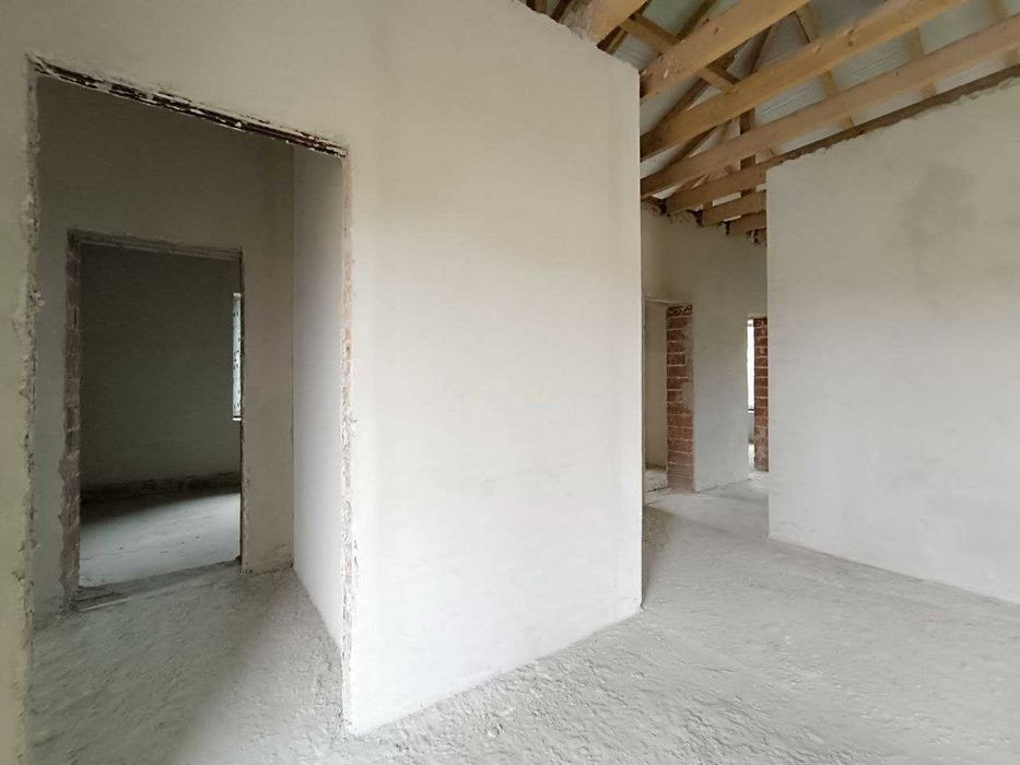 Продається одноповерховий особняк, з гаражем та власним подвірям