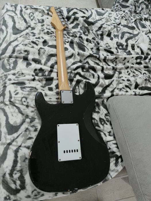 Guitarra elétrica tem falta de 3 cordas