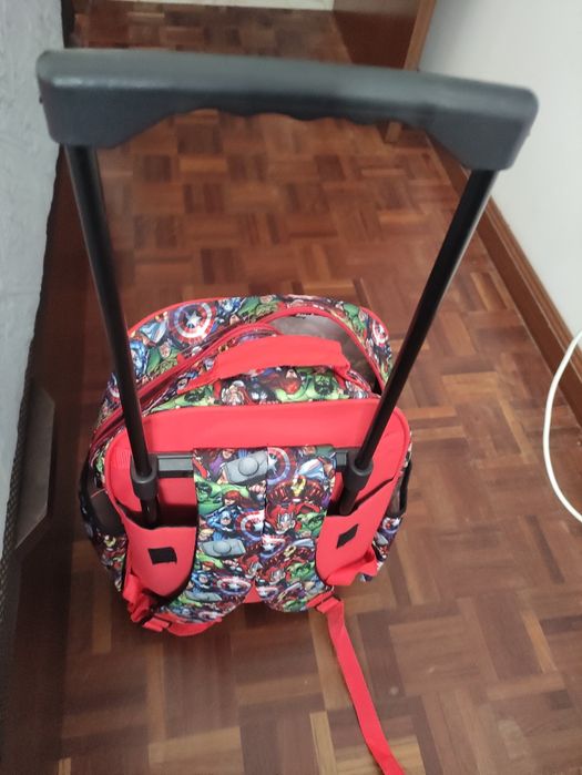Mochila trolley avengers muito bom estado