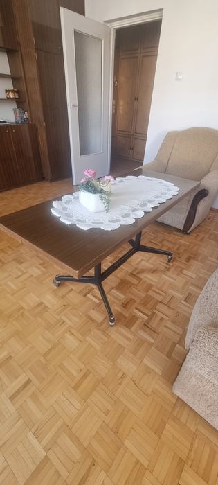 Stół rozkładany i regulowany na wysokość