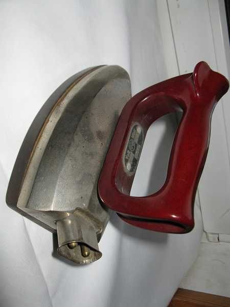 stare żelazko  z lat PRL, jako dekoracja