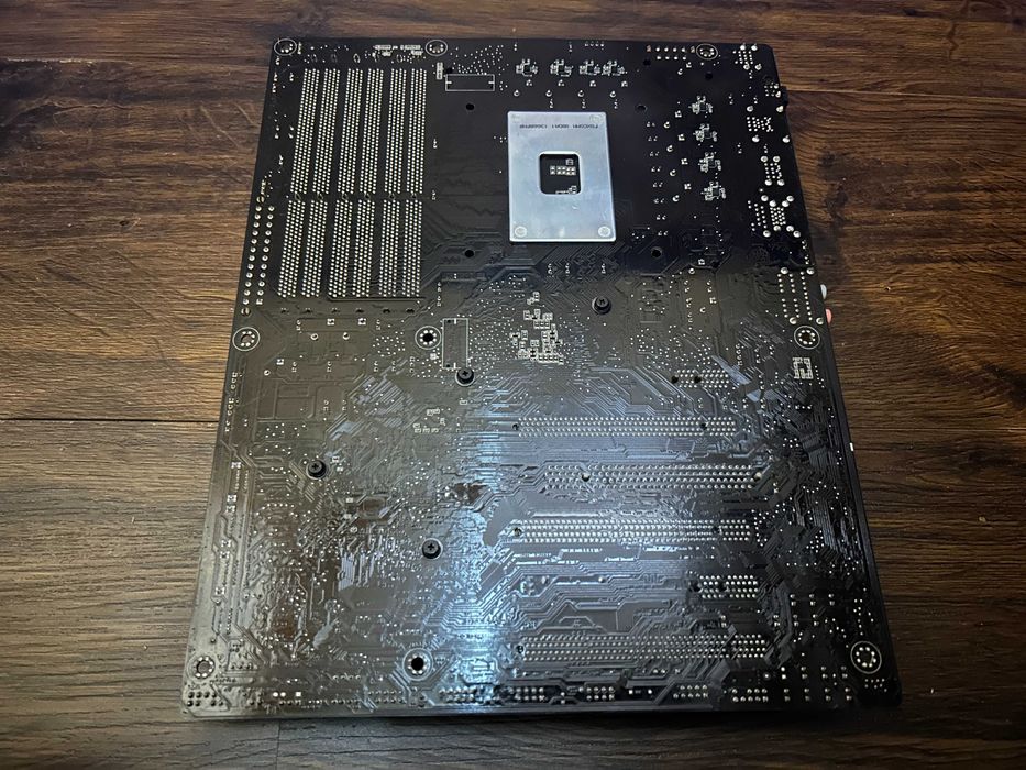 Как новая! Материнская плата ASUS SABERTOOTH X58 1366 сокет Гарантия!