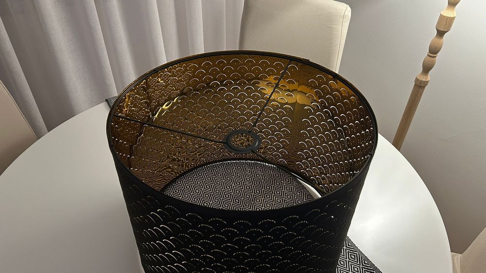 Candeeiros pretos com interior Dourado