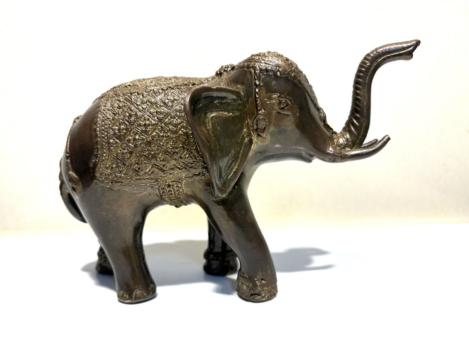 Lindo antigo elefante asiático em bronze