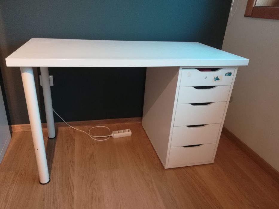 Cama, secretaria e mesa de cabeceira para venda