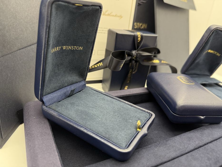 Коробка Harry Winston.Гаррі Вінстон.