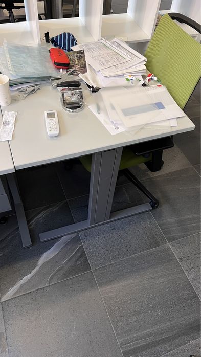 Mesa quadrada sem gavetas