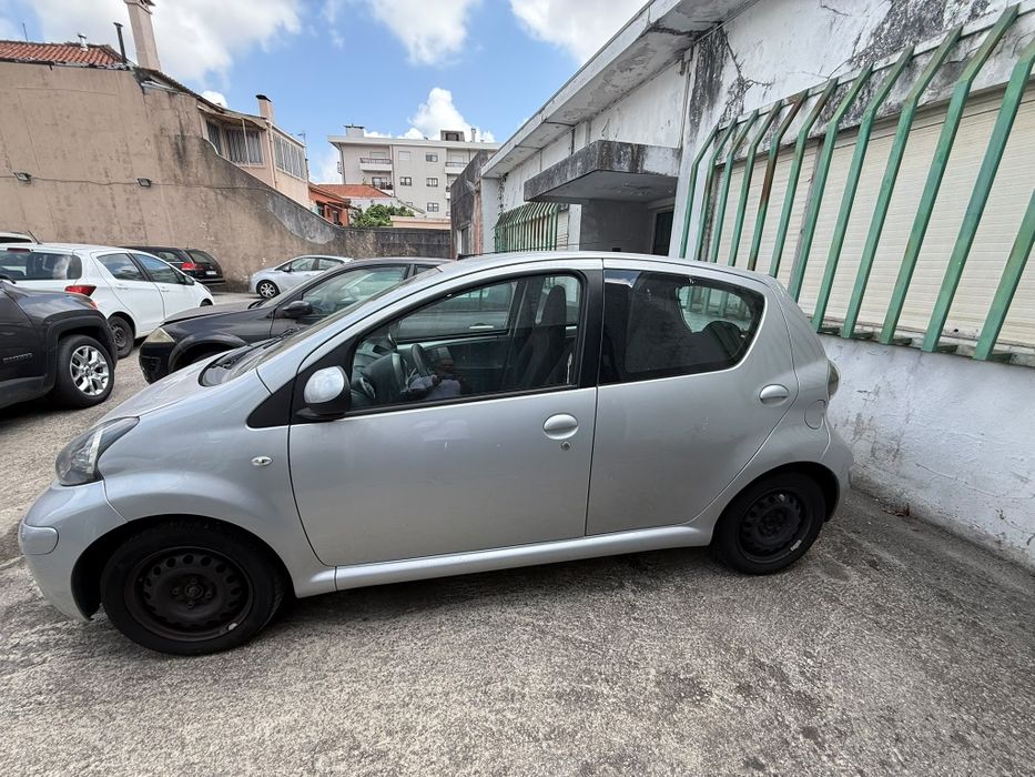 TOYOTA  2011 impecável