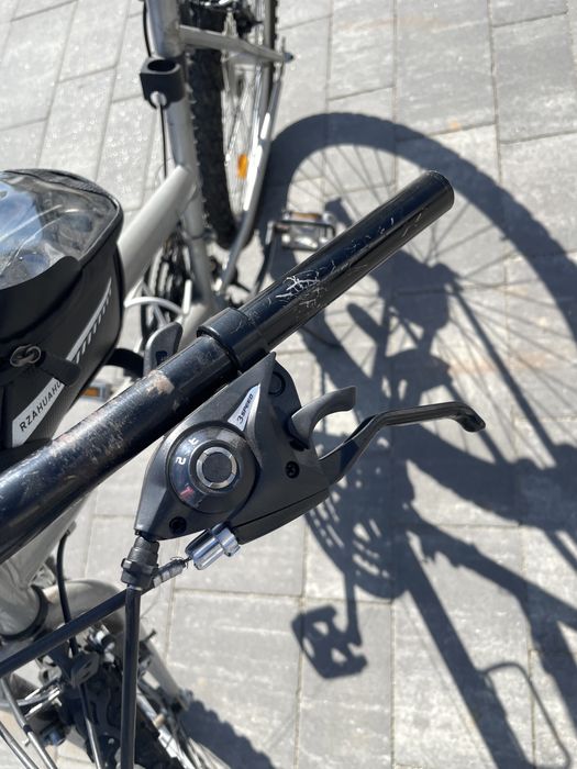 Sprzedam rower miejski koloru szarego.