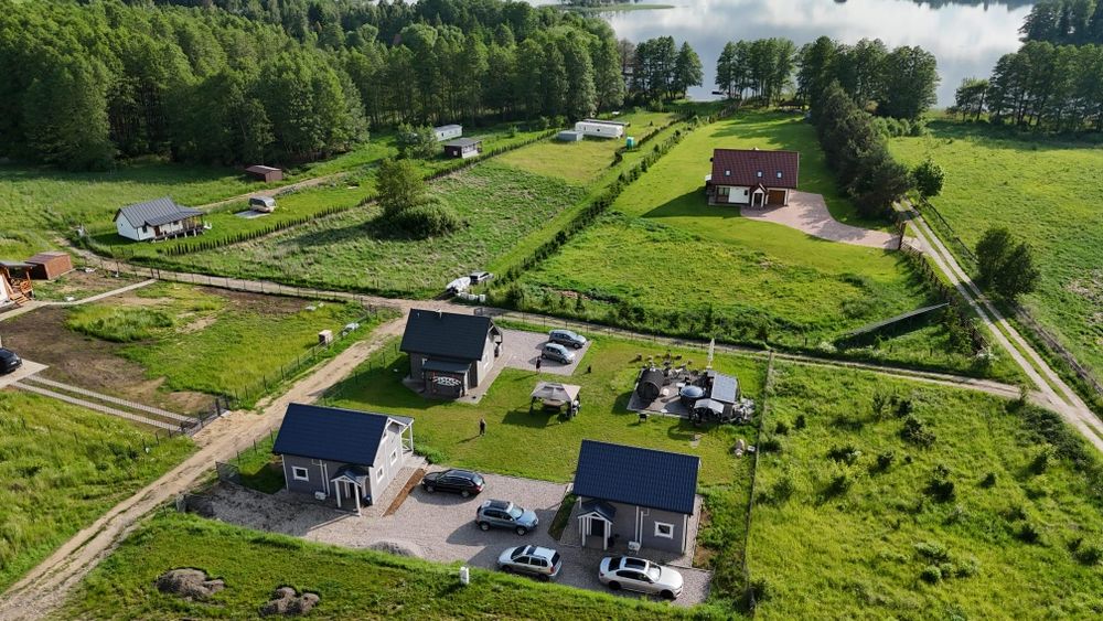 Komfortowy Domek 1 nad jeziorem Dadaj przy plaży z prywatnym pomostem