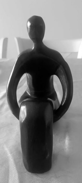 Ceramiczna figura kobiety