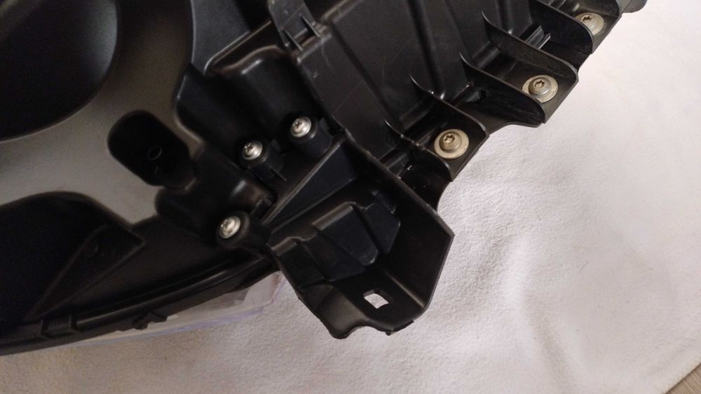 Reflektor Lewy Lampa Przednia Lewa Fiat Doblo II 2 Lift Czarny Środek