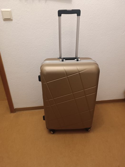 Большой,пластиковый чемодан,размер L- 70*47см.