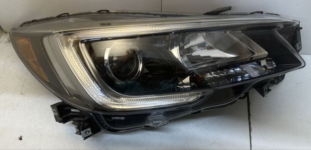 Фара правая Subaru Outback Legacy USA 2018 2019 год галоген