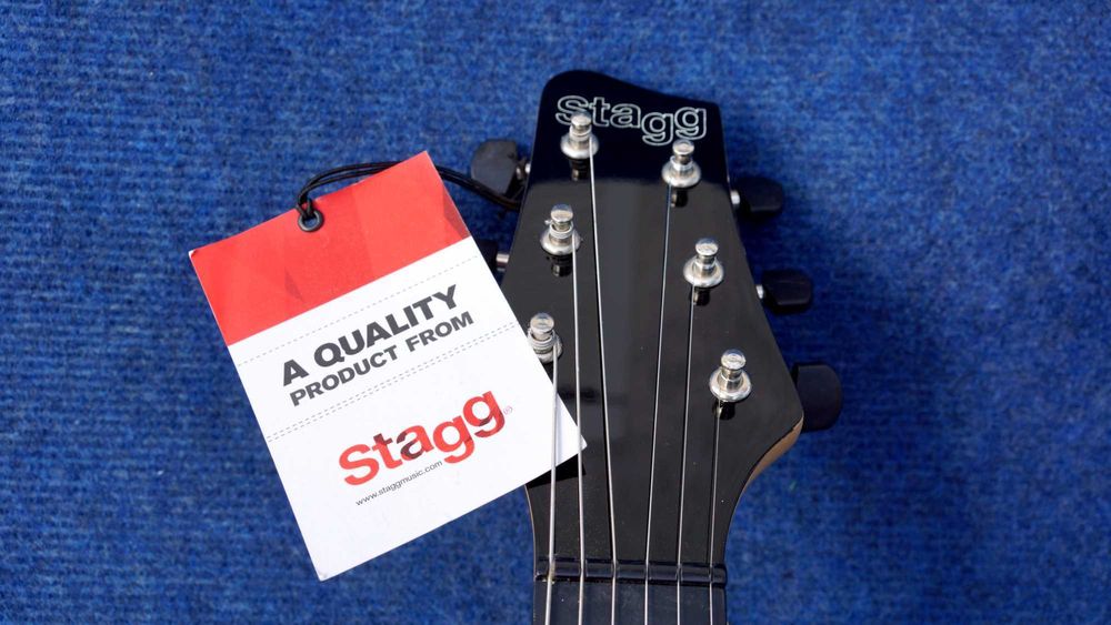 NOWA gitara Stagg z wbudowanym wzmacniaczem, warta ponad 700 zł