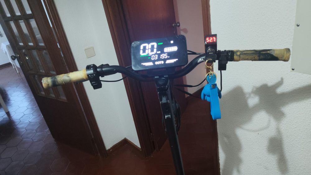 Trotinete preta elétrica
