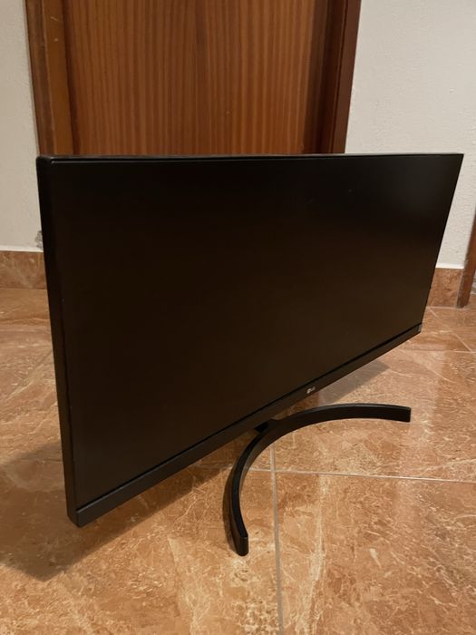Ecrã LG Widescreen AVARIADO. Para peças.