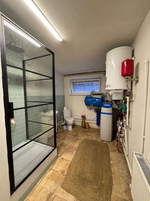 Продаж двоповерхового будинка з ремонтом та меблями