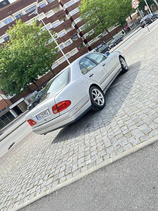 Mercedes E220 bem estimada