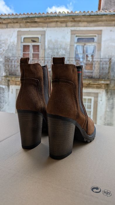 Botas novas em camurça castanha – estilo Chelsea