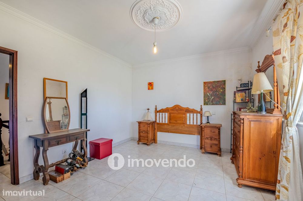 Moradia T4, com áreas amplas e jardim, em Faro