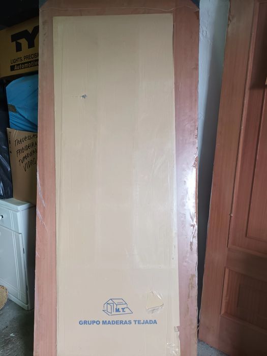 Porta em madeira maciça64586165537410121
