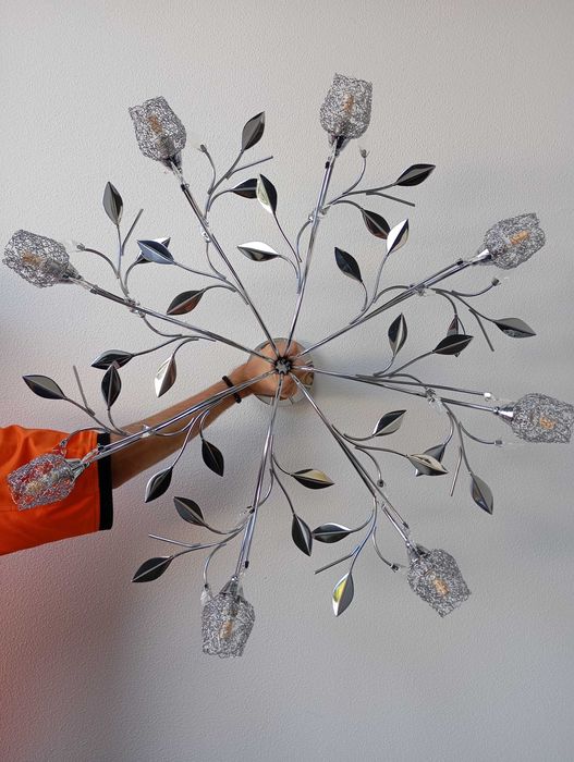 candeeiro com botões de rosa