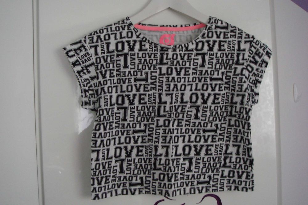 bluzeczka w czarne napisy z krótkim rękawem