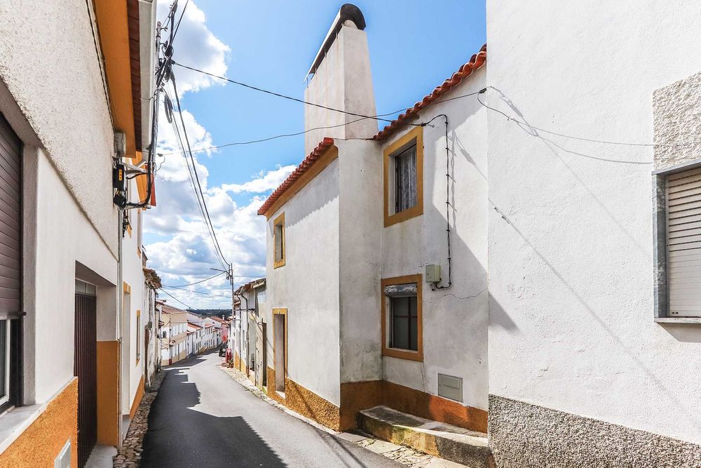 Duas casas no Alto Alentejo | 146m² | 49.000€ I Sem espaço exterior | Potencial investimento