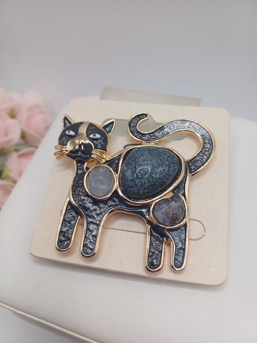 Piękna broszka na magnes kot