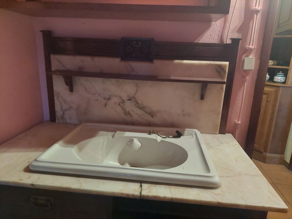 Cómoda antiga com lavatório