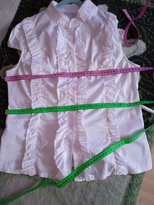 Biała elegancka bluzeczka z falbankami na okazyjne dni