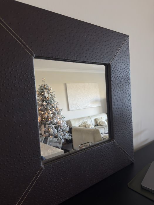 Espelho quadrangular moldura em pele