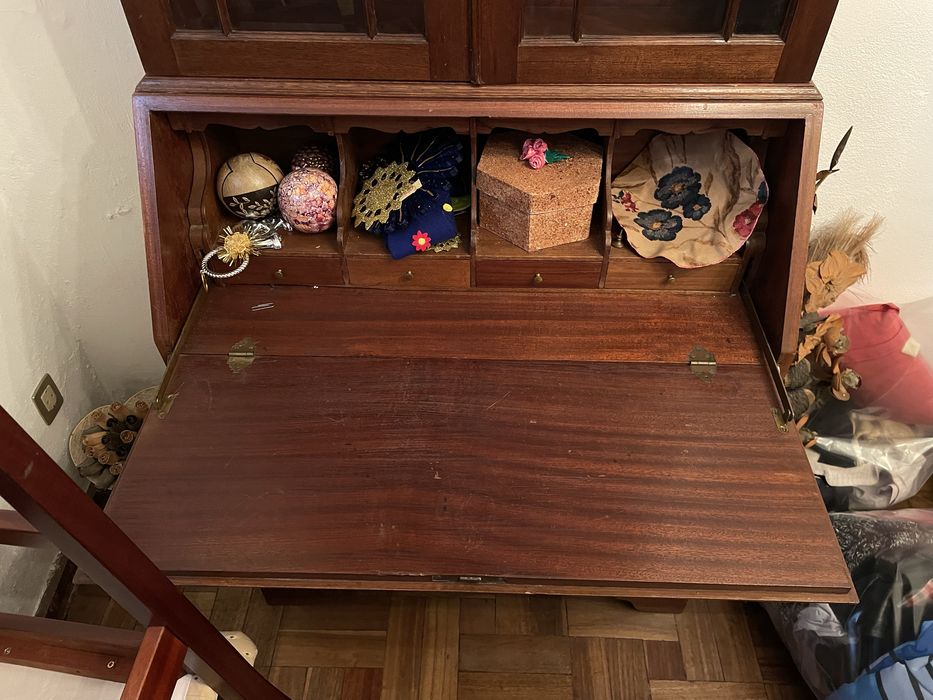 Escrivaninha de madeira