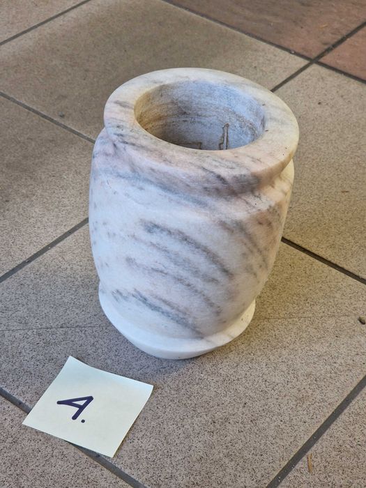 Wazon marmurowy wys 20 cm ; średnica; 14 cm