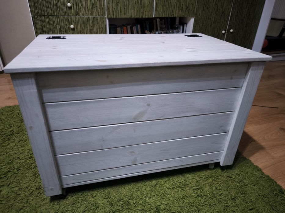 Pojemna skrzynia/stolik na kółkach do pokoju dziecięcego