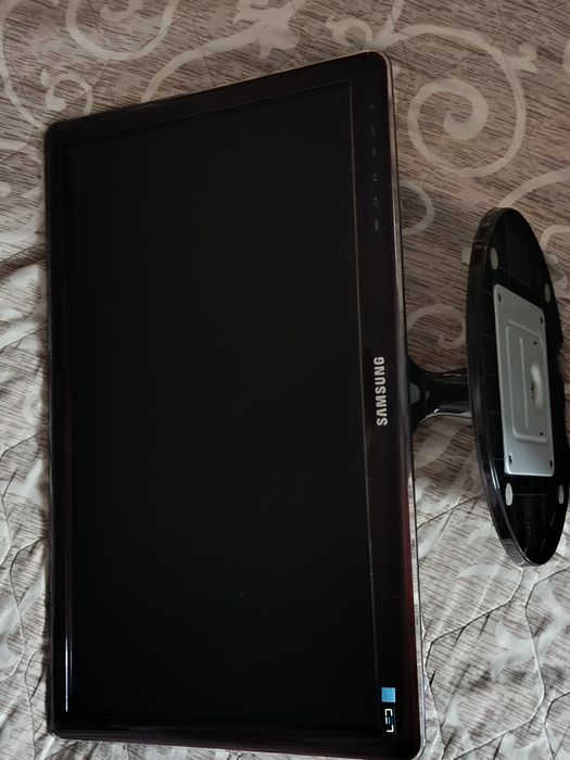 Монітор Samsung SyncMaster SA350 у пів робочому стані