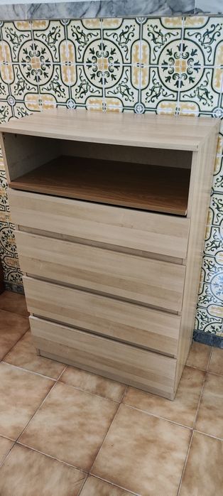 Cómoda em madeira 4 gavetas
