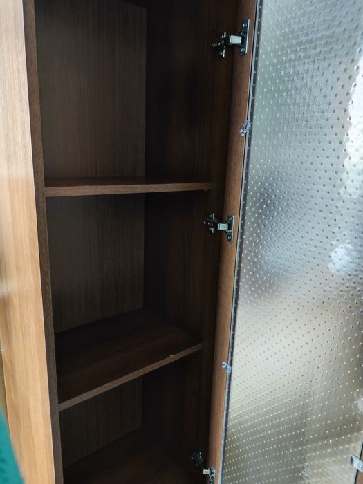 Regał z witryną szklaną