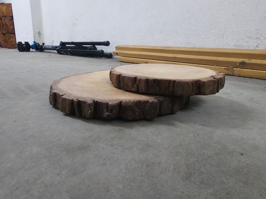 Estrutura em madeira casamento, troncos decoração, tapetes e base mesa