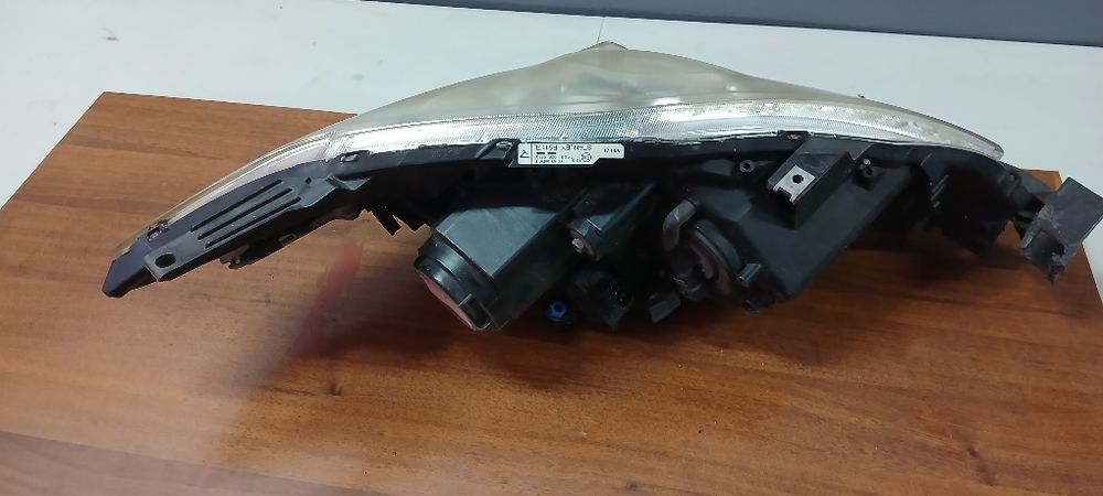 Sprzedam lampy przednie Mazda 5 2005 xenon